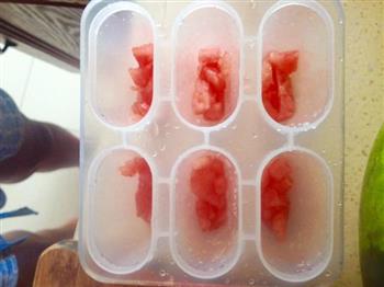 简单的西瓜冰棍的做法步骤5