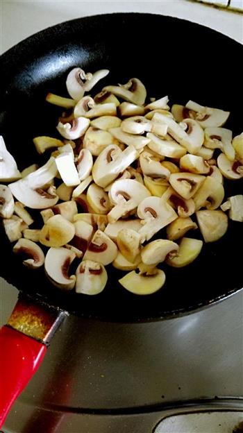 玉米蘑菇奶油浓汤的做法步骤3