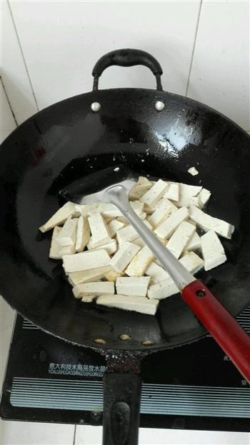 辣白菜炖豆腐的做法步骤1
