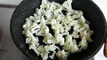 四季豆末炒叉烧肉丁蛋包饭配有机花菜的做法步骤2