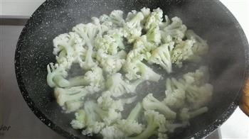 四季豆末炒叉烧肉丁蛋包饭配有机花菜的做法步骤3