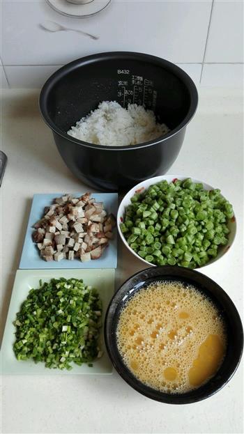 四季豆末炒叉烧肉丁蛋包饭配有机花菜的做法步骤5