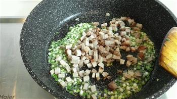 四季豆末叉烧肉丁炒饭的做法步骤2