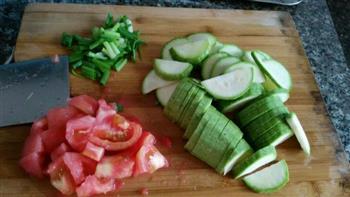西红柿西葫芦面片汤的做法步骤1