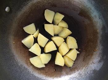 干煸土豆配香辣鸡翅的做法步骤11