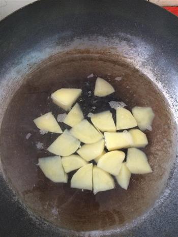 干煸土豆配香辣鸡翅的做法步骤4