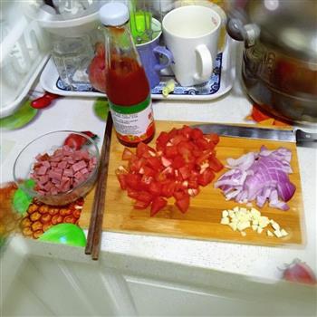 番茄火腿意大利面，炒鸡简单还好吃哦的做法步骤1