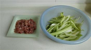 西芹炒肉丝的做法步骤1