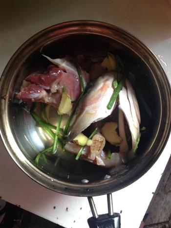 酸菜鱼头汤的做法步骤1