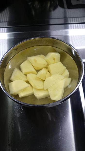 川味土豆蒸排骨的做法步骤2