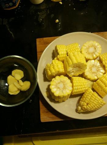 电饭煲玉米骨头汤的做法步骤2