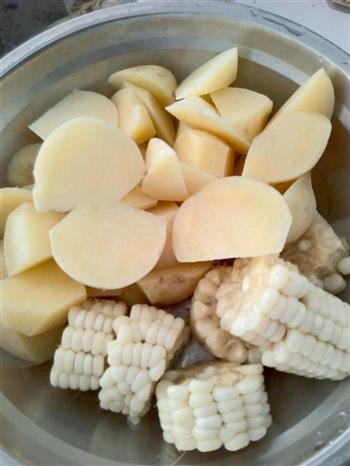 玉米土豆排骨汤的做法图解1