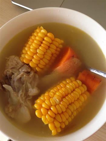 玉米红萝卜排骨汤的做法步骤1