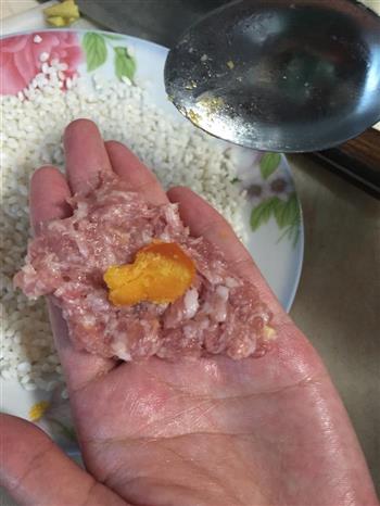 咸蛋黄糯米肉丸的做法步骤4