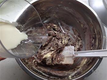 奶香味十足的巧克力杯子蛋糕的做法步骤4