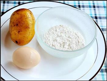 土豆鸡蛋饼-快手早餐的做法步骤1