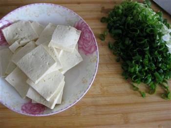 大葱烧豆腐的做法步骤1