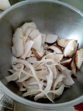 鲜香菌菇汤的做法步骤2