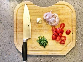 番茄罗勒法棍三明治+蜜瓜火腿卷+无花果色拉的做法步骤1