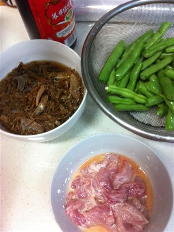 青椒长豆角炒肉丝的做法步骤1