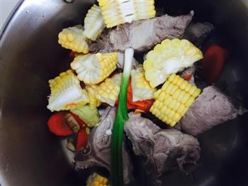 玉米胡萝卜猪骨汤的做法步骤2