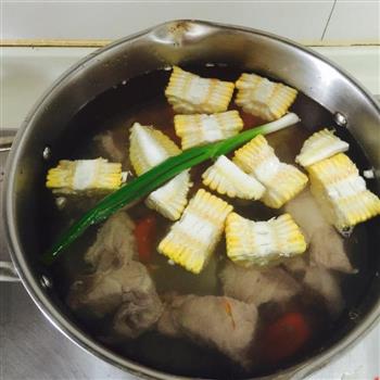 玉米胡萝卜猪骨汤的做法步骤3