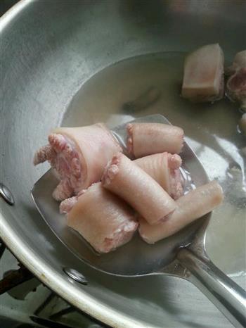 滋养阴血，养肾固精美味汤一花生红枣煲猪尾的做法步骤2
