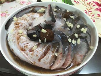 酸梅汤清蒸蒜香乌耳鳗的做法步骤2