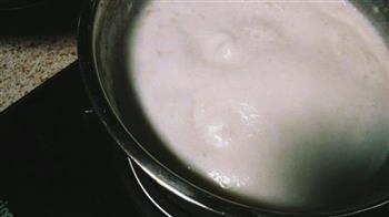 黑糖萨其马+玉米+红枣燕麦牛奶的做法步骤3