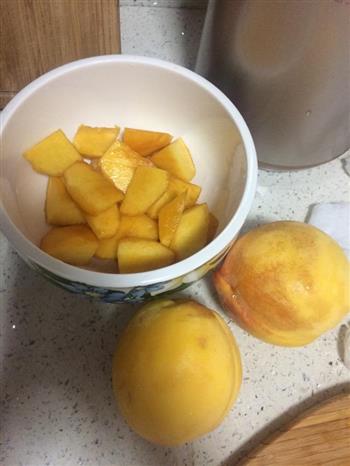 不掺水的黄桃罐头的做法图解1