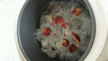 银耳红枣枸杞汤的做法步骤2