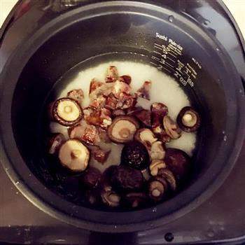 腊肠香菇煲仔饭的做法步骤3
