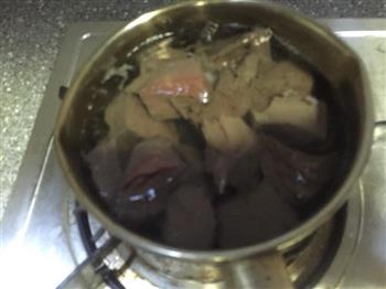 夏日的一抺红-猪红韭菜汤的做法图解2