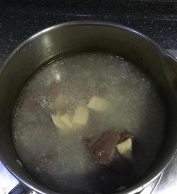 夏日的一抺红-猪红韭菜汤的做法图解3
