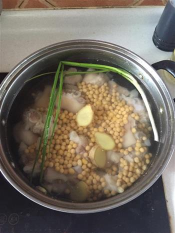 黄豆猪脚汤的做法步骤4