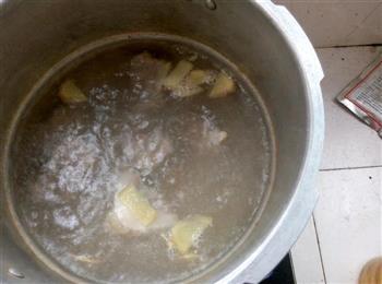 玉米香菇大骨汤的做法步骤1