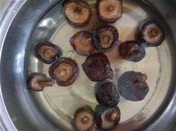 玉米香菇大骨汤的做法步骤2