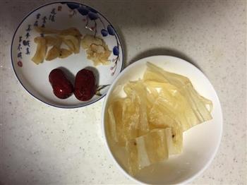 冰糖百合红枣西洋参炖鱼胶的做法步骤2