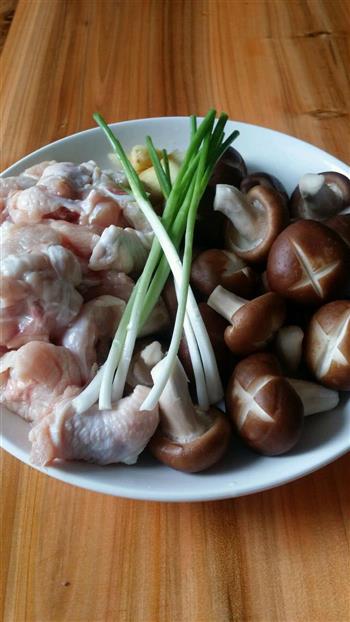 香辣，香菇炖鸡中翅的做法步骤1
