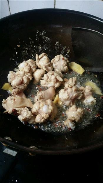 香辣，香菇炖鸡中翅的做法步骤2