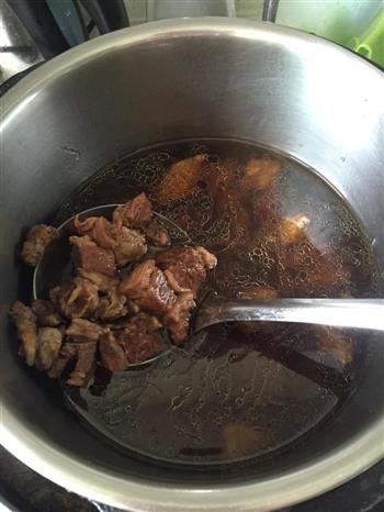 浓汁老汤牛肉炖土豆的做法图解1
