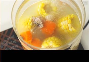 胡萝卜玉米排骨汤的做法图解4