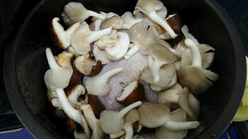 排骨菌菇炖鸡的做法步骤3