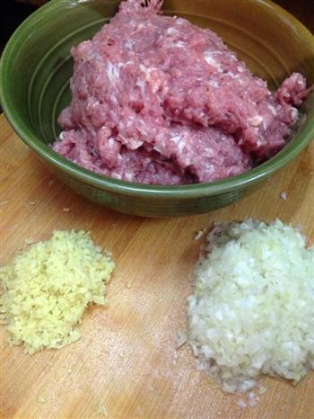咸蛋黄糯米牛肉丸子的做法步骤1