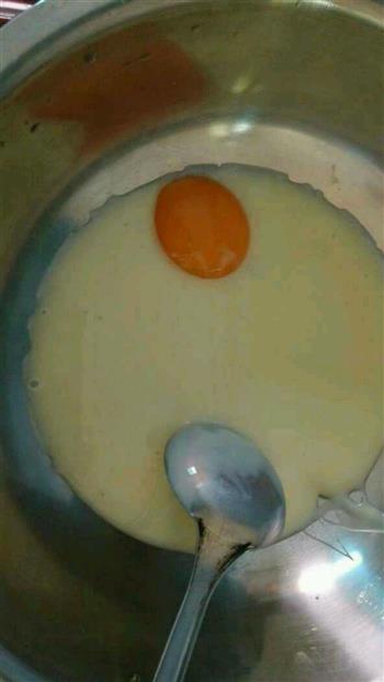 炼乳蛋黄果子的做法图解1