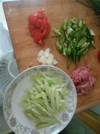 青椒肉片炒苦瓜的做法步骤2