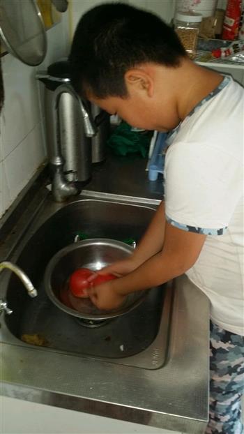 七岁男孩的西红柿炒蛋的做法步骤1