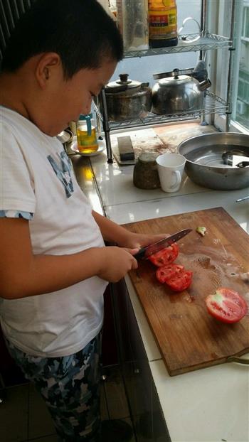 七岁男孩的西红柿炒蛋的做法图解2