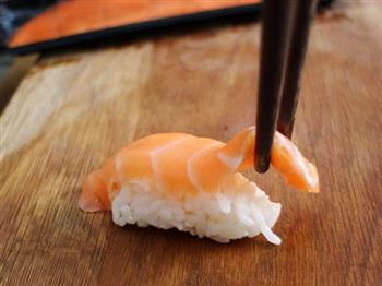 三文鱼寿司的做法步骤4