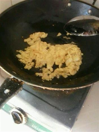 芹菜炒鸡蛋的做法步骤2
